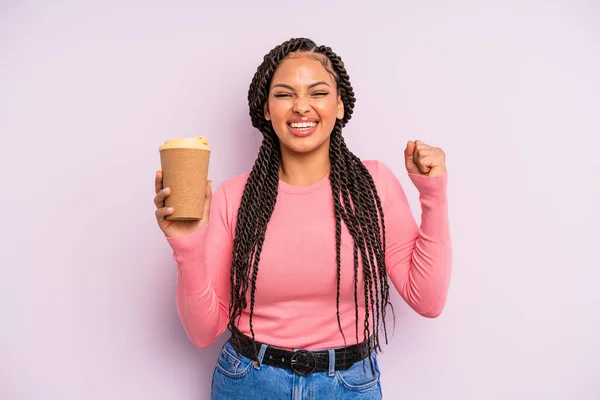 Negro Afro Mujer Sintiéndose Sorprendido Riendo Celebrando Éxito Llevar Café —  Fotos de Stock