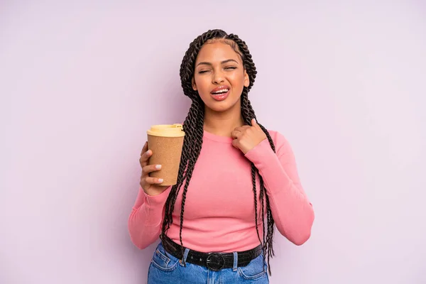 黑人非洲女人感到压力 疲倦和沮丧 把咖啡拿走 — 图库照片