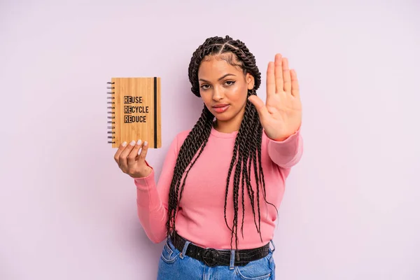 Zwarte Afro Vrouw Die Serieus Uitziet Een Open Handpalm Laat — Stockfoto