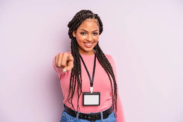 Zwarte Afro Vrouw Die Wijst Naar Camera Die Jou Kiest — Stockfoto