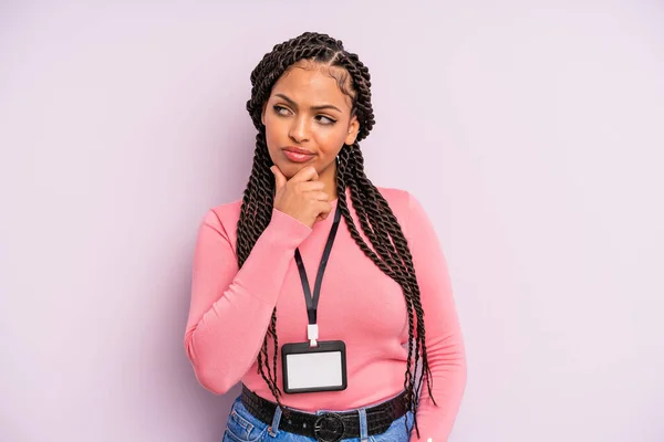 Czarna Afro Kobieta Myśląca Wątpiąca Zdezorientowana Karta Akredytacyjna Vip — Zdjęcie stockowe