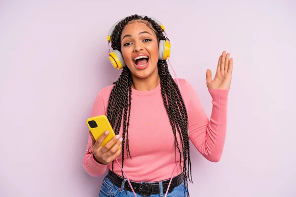 Negro Afro Mujer Sintiéndose Feliz Asombrado Por Algo Increíble Escuchar —  Fotos de Stock