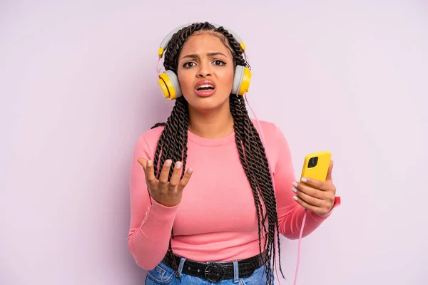 Negro Afro Mujer Buscando Desesperado Frustrado Estresado Escuchar Música Concepto —  Fotos de Stock