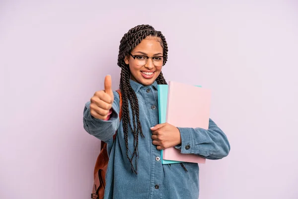 Siyah Afro Kadın Gururlu Olumlu Gülümsüyor Üniversite Öğrencisi Konsepti — Stok fotoğraf