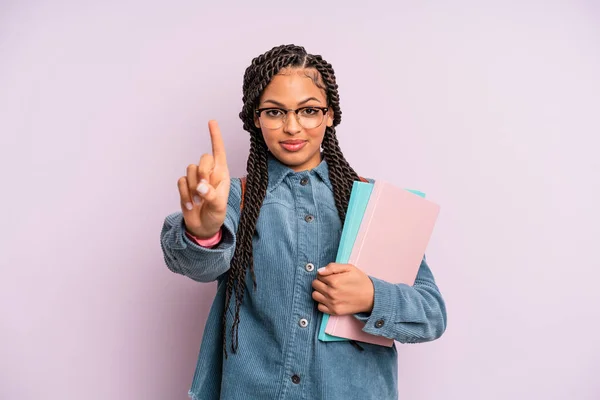 Schwarze Afrofrau Die Freundlich Lächelt Und Die Nummer Eins Zeigt — Stockfoto