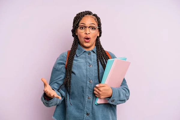 Schwarze Afrofrau Verblüfft Schockiert Und Erstaunt Mit Einer Unglaublichen Überraschung — Stockfoto