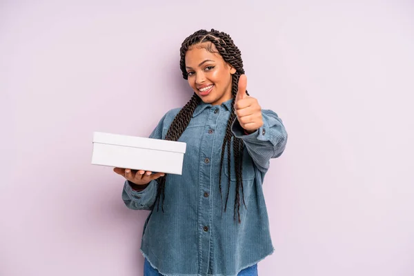 Zwarte Afro Vrouw Die Zich Trots Voelt Positief Lachend Met — Stockfoto