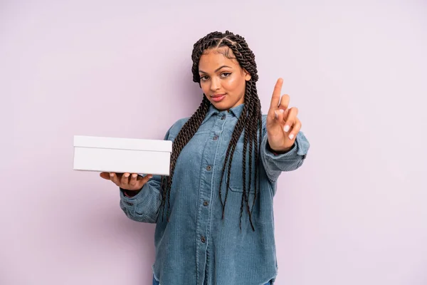 Zwarte Afro Vrouw Glimlachend Trots Vol Vertrouwen Nummer Een Makend — Stockfoto