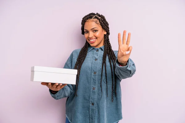 Schwarze Afrofrau Die Freundlich Lächelt Und Nummer Drei Zeigt Paketbox — Stockfoto