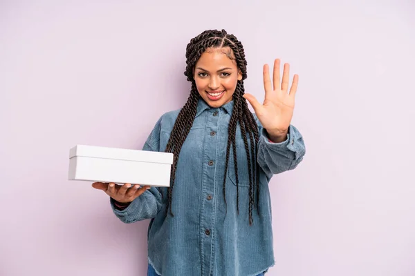 Zwarte Afro Vrouw Glimlachend Vriendelijk Toont Nummer Vijf Pakketdoos Concept — Stockfoto