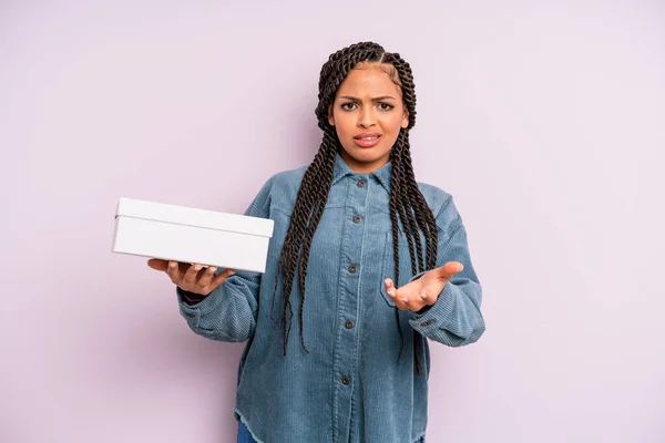 Zwarte Afro Vrouw Kijkt Boos Geïrriteerd Gefrustreerd Pakketdoos Concept — Stockfoto