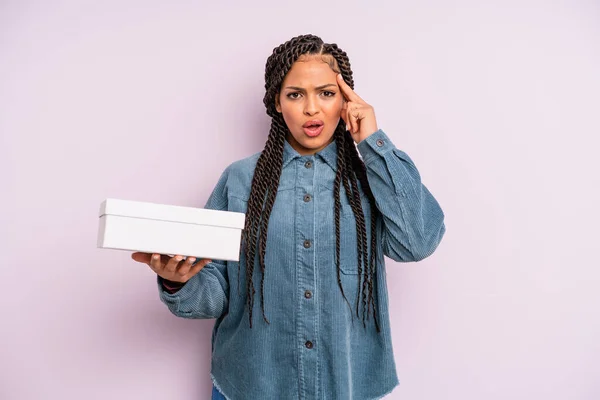 Zwarte Afro Vrouw Kijkt Verrast Realiseert Een Nieuwe Gedachte Idee — Stockfoto