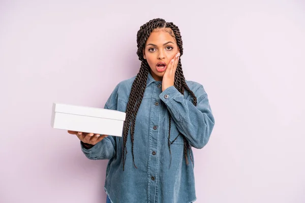 Schwarze Afro Frau Die Schockiert Und Verängstigt Ist Paketbox Konzept — Stockfoto