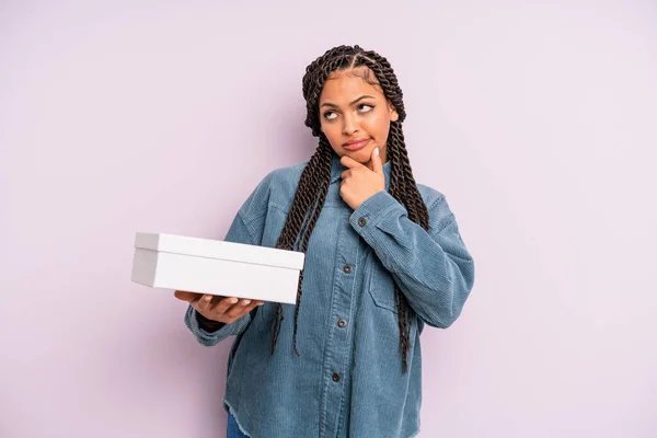 Schwarze Afro Frau Denkt Sich Zweifelnd Und Verwirrt Fühlt Paketbox — Stockfoto