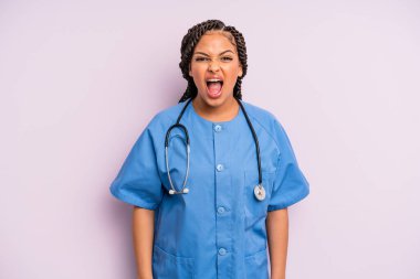 Siyah afro kadın saldırganca bağırıyor, çok kızgın görünüyor. hemşire konsepti