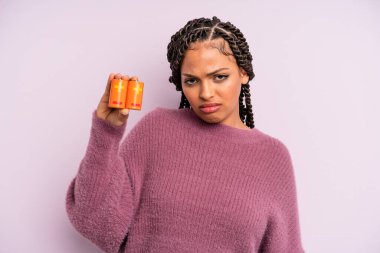 Siyah afro kadın üzgün, üzgün ya da kızgın ve yana bakıyor. pil kavramı