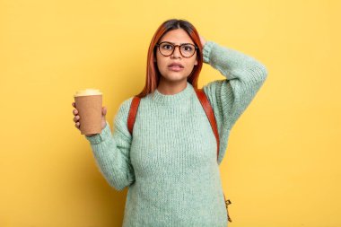 İspanyol kadın kendini stresli, endişeli ya da korkmuş hissediyor, elleri başının üstünde. Kahve konsepti olan bir öğrenci