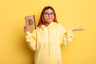 İspanyol kadın şaşkın, şaşkın ve şüpheci hissediyor. Geri dönüşüm kavramı