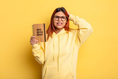 İspanyol kadın kendini stresli, endişeli ya da korkmuş hissediyor, elleri başının üstünde. Geri dönüşüm kavramı