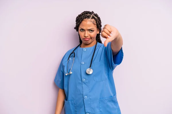 Černá Afro Žena Cítí Rozzlobená Ukazuje Palce Dolů Koncepce Zdravotní — Stock fotografie