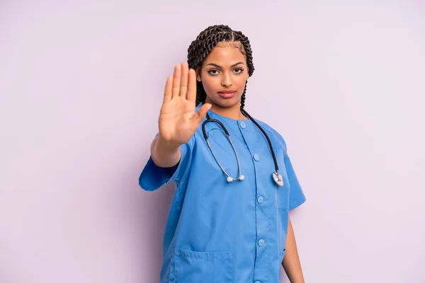 Černá Afro Žena Která Vypadá Vážně Ukazuje Otevřenou Dlaň Aby — Stock fotografie