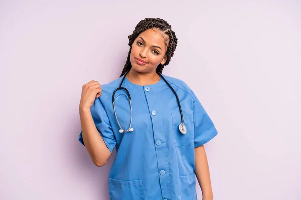 Černá Afro Žena Vypadá Arogantní Úspěšný Pozitivní Hrdý Koncepce Zdravotní — Stock fotografie