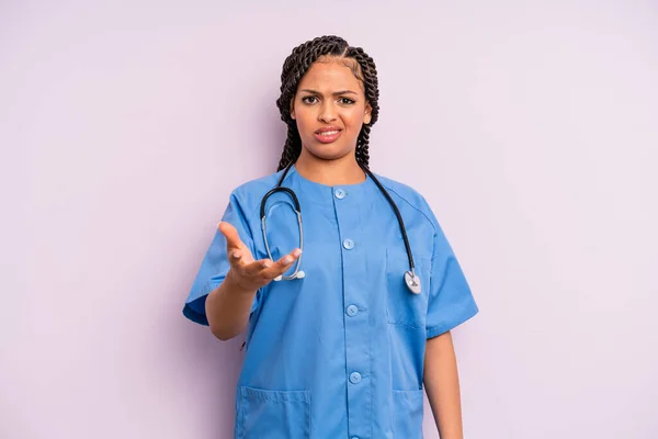 Nero Afro Donna Guardando Arrabbiato Infastidito Frustrato Concetto Infermiera — Foto Stock