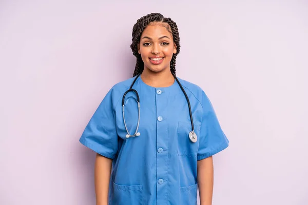 Černá Afro Žena Vypadá Šťastně Příjemně Překvapený Koncepce Zdravotní Sestry — Stock fotografie