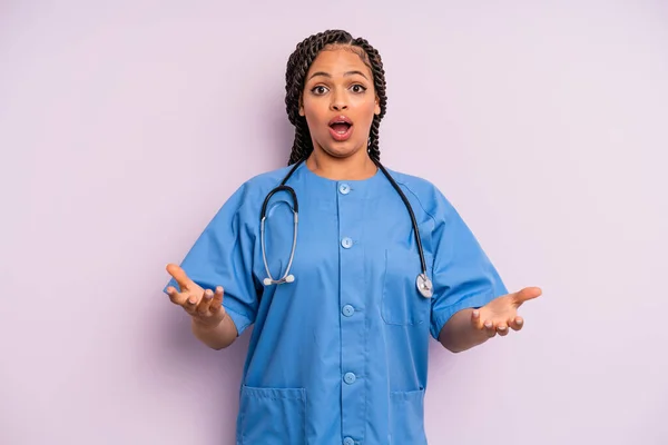Černá Afro Žena Cítí Extrémně Šokovaná Překvapená Koncepce Zdravotní Sestry — Stock fotografie
