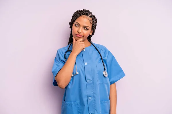 Černá Afro Žena Přemýšlí Cítí Pochybovačně Zmateně Koncepce Zdravotní Sestry — Stock fotografie
