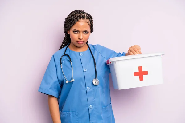 Nero Afro Donna Sentirsi Triste Sconvolto Arrabbiato Guardando Lato Infermiere — Foto Stock