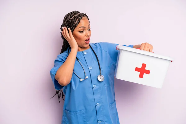 Černá Afro Žena Pocit Štěstí Vzrušení Překvapení Koncepce Lékárničky Lékárničky — Stock fotografie