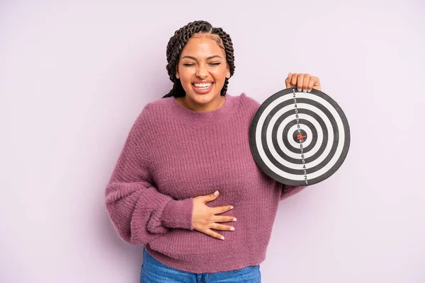 Schwarze Afro Frau Lacht Laut Über Irgendeinen Urkomischen Witz Zieldartkonzept — Stockfoto