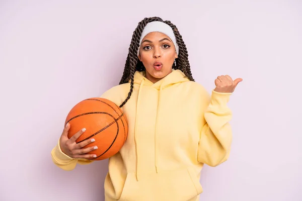 Black Afro Woman Looking Astonished Disbelief Basketball Concept —  Fotos de Stock