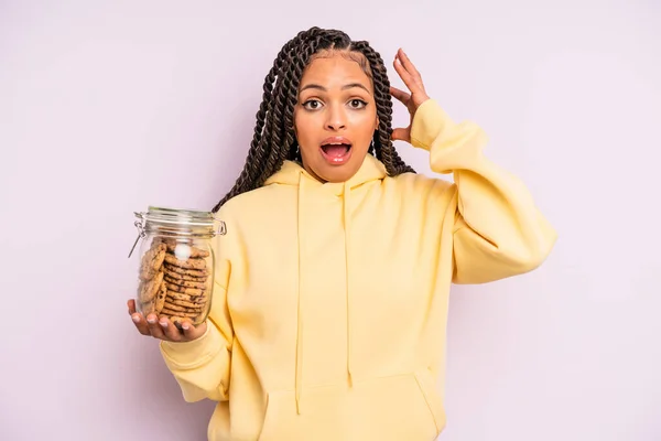 Svart Afro Kvinna Skriker Med Händerna Upp Luften Cookies Konceptet — Stockfoto