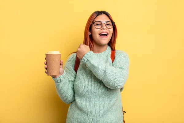 Mulher Hispânica Sentindo Feliz Enfrentando Desafio Celebrando Estudante Com Conceito — Fotografia de Stock