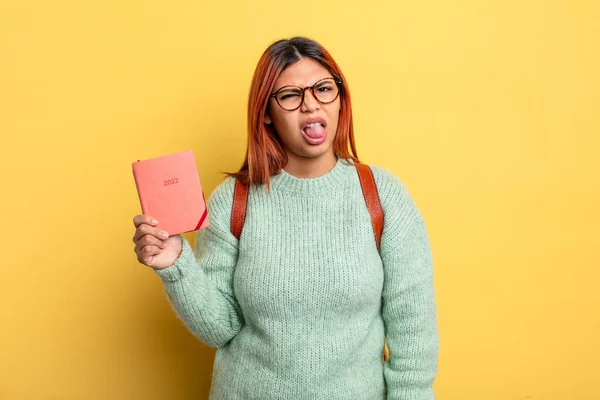 Mujer Hispana Sintiéndose Disgustada Irritada Sin Lengua Concepto Estudiante Calendario — Foto de Stock