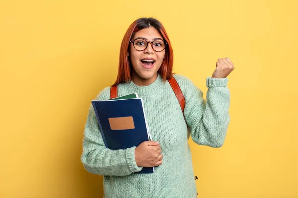 Mujer Hispana Sintiéndose Conmocionada Riendo Celebrando Éxito Concepto Estudiante —  Fotos de Stock