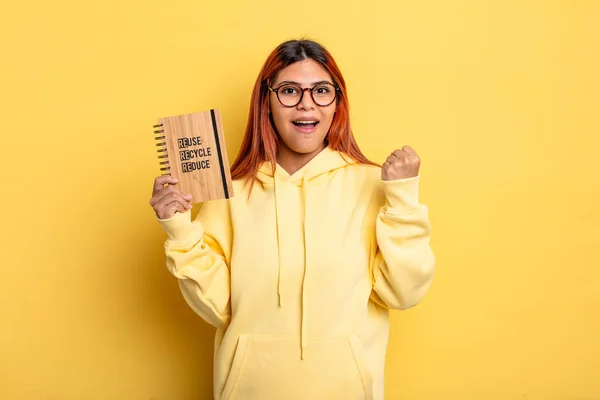 Mulher Hispânica Sentindo Chocada Rindo Celebrando Sucesso Conceito Reciclagem — Fotografia de Stock