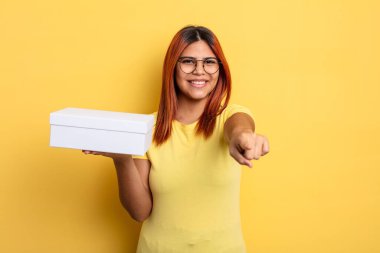İspanyol kadın seni seçen kamerayı işaret ediyor. boş ambalaj kavramı