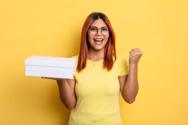 İspanyol kadın şokta, gülüyor ve başarıyı kutluyor. boş ambalaj kavramı