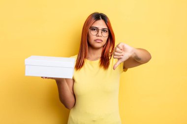 İspanyol kadın kendini kötü hissediyor, baş parmağını kaldırıyor. boş ambalaj kavramı