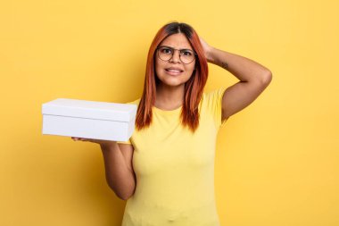 İspanyol kadın kendini stresli, endişeli ya da korkmuş hissediyor, elleri başının üstünde. boş ambalaj kavramı