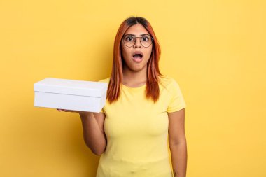 İspanyol kadın çok şaşırmış ya da şok olmuş görünüyor. boş ambalaj kavramı