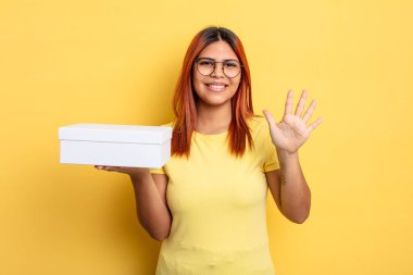 İspanyol kadın gülümsüyor ve arkadaş canlısı görünüyor, beş numarayı gösteriyor. boş ambalaj kavramı