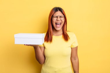 İspanyol kadın agresif bir şekilde bağırıyor, çok kızgın görünüyor. boş ambalaj kavramı