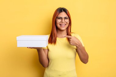 İspanyol kadın heyecanlı ve şaşırmış görünüyor. boş ambalaj kavramı