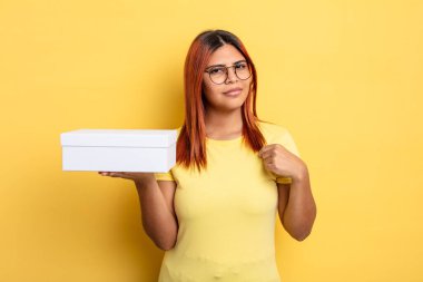 İspanyol kadın kibirli, başarılı, pozitif ve gururlu görünüyor. boş ambalaj kavramı