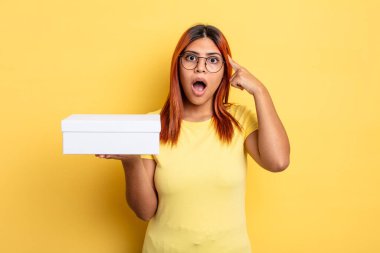 İspanyol kadın şaşırmış görünüyor, yeni bir düşünceyi, fikri ya da konsepti fark ediyor. boş ambalaj kavramı