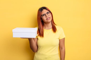 İspanyol kadın şaşkın ve şaşkın hissediyor. boş ambalaj kavramı